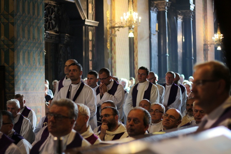 Msza św. pogrzebowa kard. Macharskiego u franciszkanów