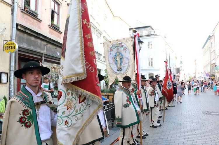 Kondukt żałobny kard. Macharskiego - 2 cz.