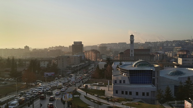 Kosowo: Ostrzelano budynek parlamentu
