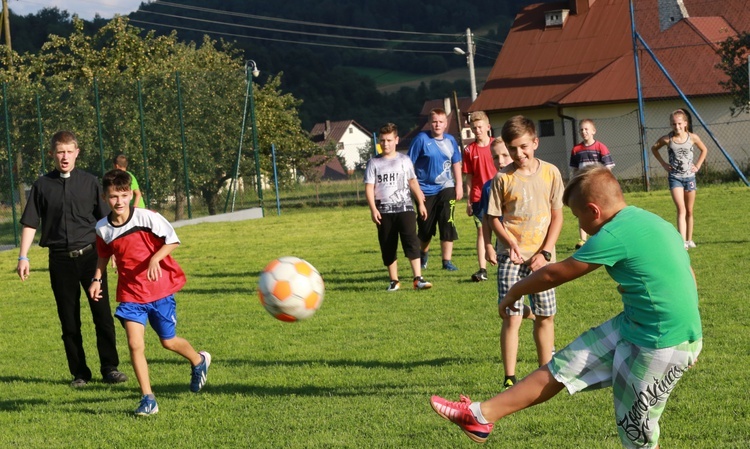 Dzieci ze Stróż na oazie w Zbludzy