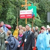 Pierwsze kroki bielsko-żywieckich pątników na 25. pieszej pielgrzymce