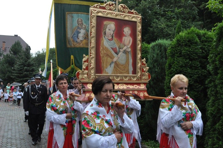 W procesji niesiony był również obraz Pięknej Madonny z Krużlowej