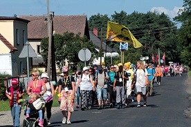 Pielgrzymka to marsz, marsz, marsz, postój...  i znowu marsz.