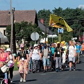 Pielgrzymka to marsz, marsz, marsz, postój...  i znowu marsz.