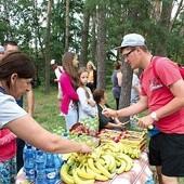 ▲	W Kocierzewie czekało stoisko z jedzeniem i napojami.