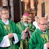 ▲	Abp Tomasz Peta przewodniczył Eucharystii w świdnickiej katedrze.