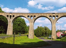 ▼	Kamienny wiadukt w Lewinie to symboliczna brama między Czechami a Polską.