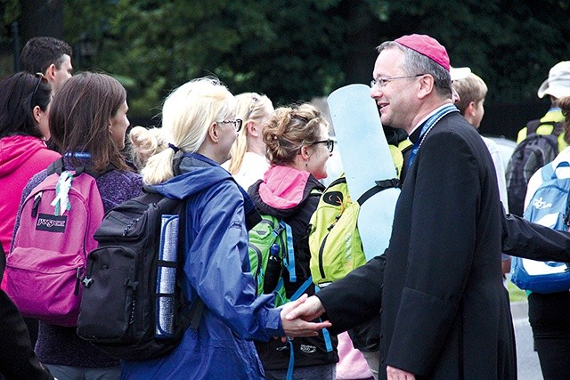 ▲	Pątników pobłogosławił i odprowadził na pielgrzymi szlak  bp Tadeusz Lityński.