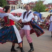 	Kupujących zabawiały występy zespołów folklorystycznych.