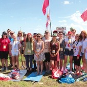 ▲	Uczniowie Katolickiego Gimnazjum z Czechowic z opiekunami na Campus Misericordiae.