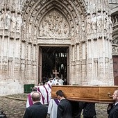 Pogrzeb ks. Jacques’a Hamela w katedrze Notre Dame. Ks. Hamel został zamordowany 26 lipca przez dżihadystów podczas sprawowania Mszy św. 2.08.2016. Rouen, Francja