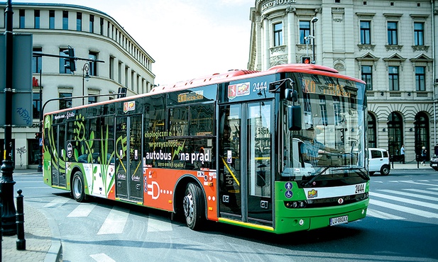 Fundusze Europejskie wspierają m.in. zakup elektrycznych autobusów komunikacji miejskiej.