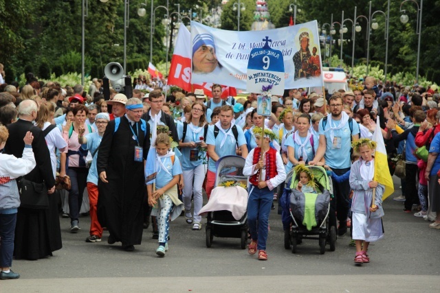 Powitanie 25. Pielgrzymki Diecezji Bielsko-Żywieckiej na Jasnej Górze - grupy hałcnowskie