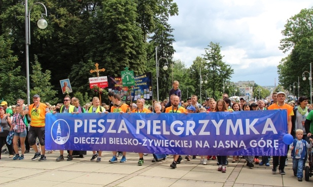 Na czele kolumny pielgrzymów bielsko-żywieckich weszli pątnicy, którzy 6 sierpnia wyruszyli z Hałcnowa