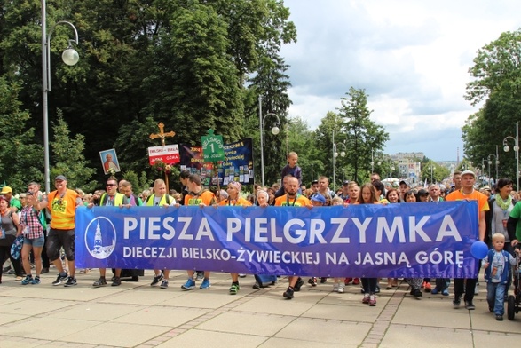 Na czele kolumny pielgrzymów bielsko-żywieckich weszli pątnicy, którzy 6 sierpnia wyruszyli z Hałcnowa