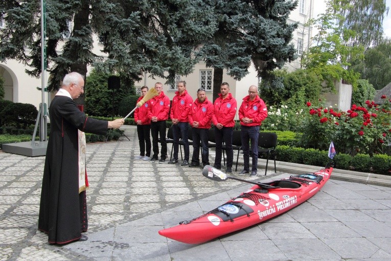 Bp Andrzej F. Dziuba święci kajak