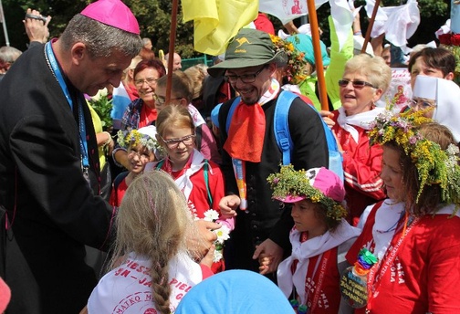 Cieszyniacy witają się z biskupem Romanem Pindlem