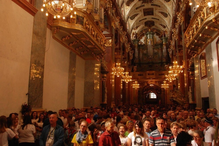 Pątnicy u stóp Janej Góry 