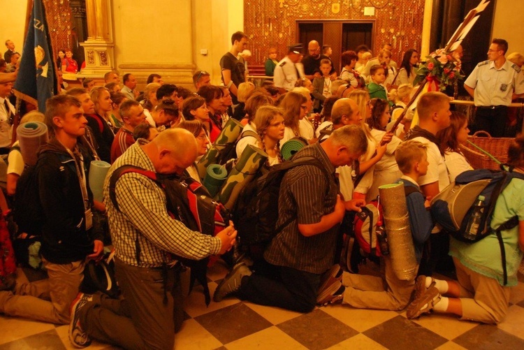 Pątnicy u stóp Janej Góry 