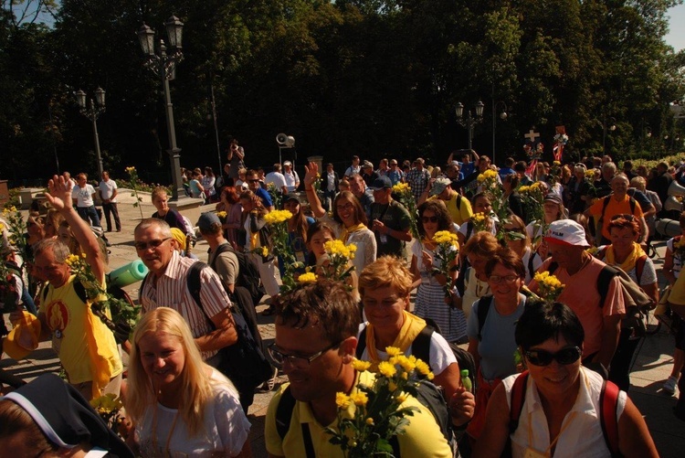 Pątnicy u stóp Janej Góry 