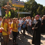 Pątnicy u stóp Janej Góry 