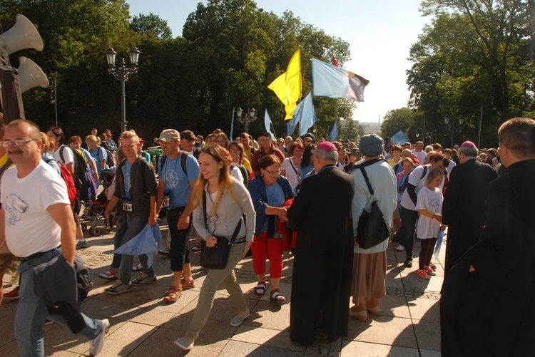 Pątnicy u stóp Janej Góry 