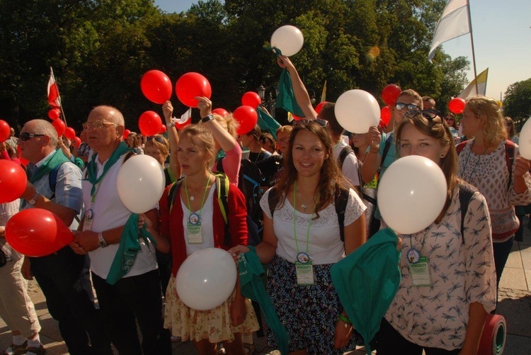 Pątnicy u stóp Janej Góry 