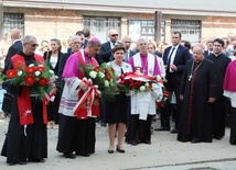 Bp Roman Pindel i premier Beata Szydło podczas złożenia kwiatów w miejscu placu apelowego, gdzie o. Kolbe zgłosił się na śmierć