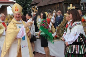 Bp Adam Odzimek podziwiał dożynkowe wieńce