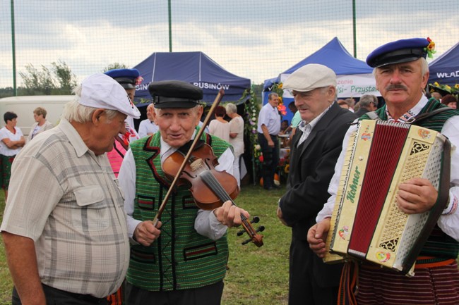 Z dożynkowymi wieńcami