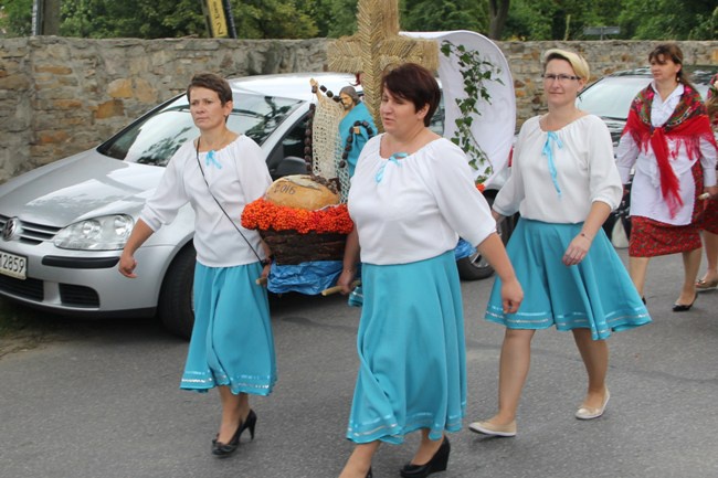 Z dożynkowymi wieńcami