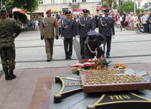 Jako pierwsi kwiaty na płycie Grobu Nieznanego Żołnierza przed kościołem garnizonowym złożyli przedstawiciele Wojska Polskiego