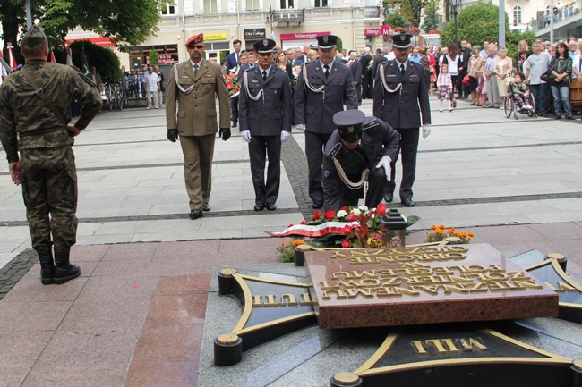 Jako pierwsi kwiaty na płycie Grobu Nieznanego Żołnierza przed kościołem garnizonowym złożyli przedstawiciele Wojska Polskiego