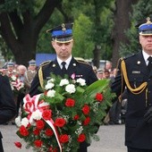 Na zakończenie obchodów 15 sierpnia liczne delegacje złożyły wieńce pod pomnikiem Niepodległości