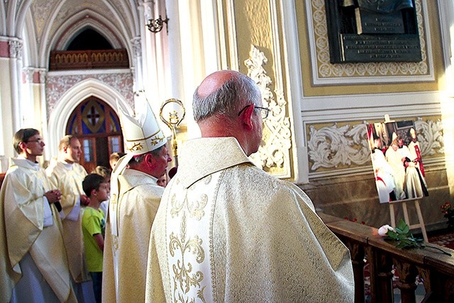 Po Eucharystii ordynariusz poprowadził modlitwę przy grobie arcybiskupa.