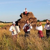 	Tłem do najnowszej piosenki zespołu będą pola za wsią Guzów.