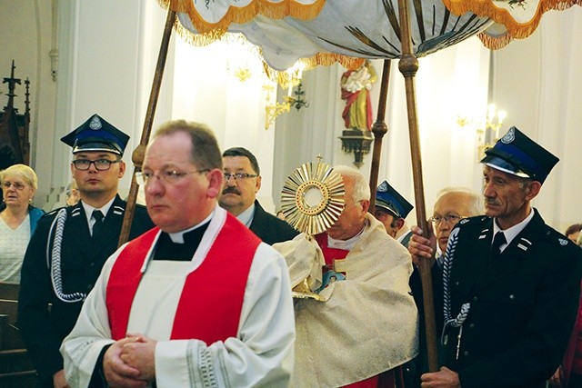 	Procesja z Najświętszym Sakramentem podczas uroczystości.