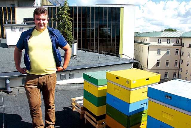 Ks. Tomek Gałuszka pszczelarstwem zajmuje się od lat.