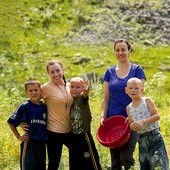 Kirgiskie dzieci bardzo mocno związały się ze swoimi opiekunami