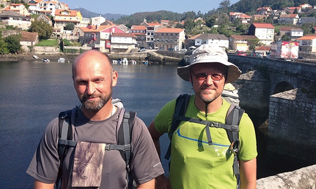Ks. Andrzej Preuss i ks. Grzegorz Puchalski w drodze do Santiago de Compostela