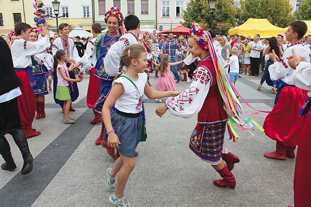 ▲	Koncerty tego festiwalu to barwne widowiska  dla całych rodzin.