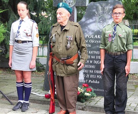 Włodzimierz Papiernik pełnił wartę honorową z harcerzami podczas tegorocznych obchodów rocznicy wybuchu powstania warszawskiego.
