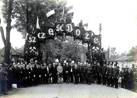 Brama tryumfalna w formie łuku ze sprzężonych wagoników kopalnianych, wystawiona przez pracowników kopalni „Bielszowice” 12 czerwca 1927 roku na cześć biskupa katowickiego Arkadiusza Lisieckiego.