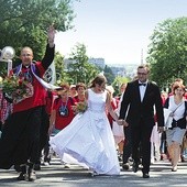 ▲	Gdzie szukać szczęścia, jeśli nie w rodzinnej atmosferze pielgrzymki?