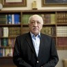 Fethullah Gülen mieszka  na dobrowolnej emigracji w USA. Ma jednak ogromne wpływy i zwolenników w Turcji.