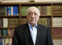 Fethullah Gülen mieszka  na dobrowolnej emigracji w USA. Ma jednak ogromne wpływy i zwolenników w Turcji.