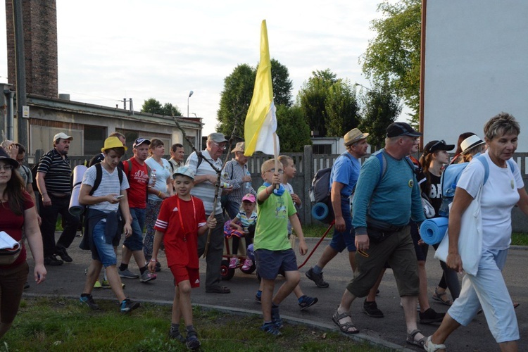 W Zawadzkiem pielgrzymi witani kwiatami