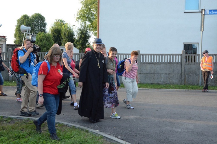 W Zawadzkiem pielgrzymi witani kwiatami