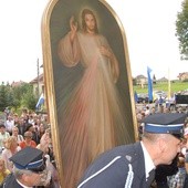 Strażacy wnoszą obraz Pana Jezusa do kościoła w Łapczycy