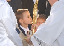 Dzieci całują relikwie św. s. Faustyny